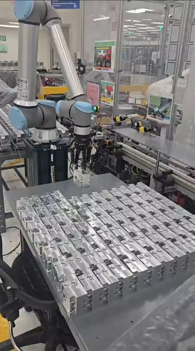 Robotic Palletizing Cell – Food & Beverage